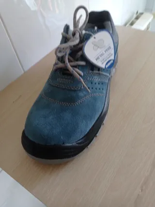 Zapatos de trabajo azules y grises
