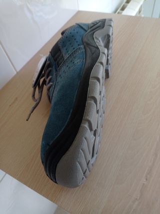 Zapatos de trabajo azules y grises