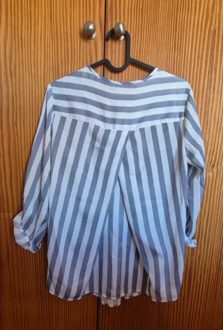 Blusa Stradivarius Rayas Azul y Blanca Talla M