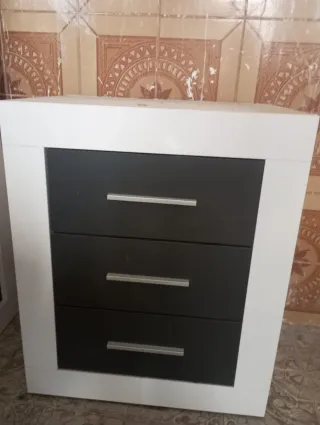 Mesita de noche blanca y negra