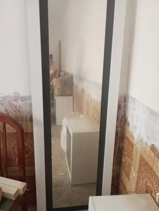 Mesita de noche blanca y negra