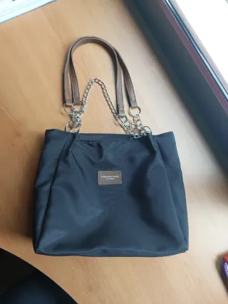 Bolso negro con cadena