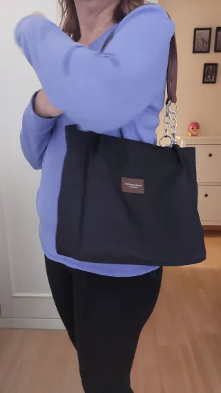 Bolso negro con cadena