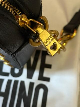 Borsa Love Moschino nera con borchie oro