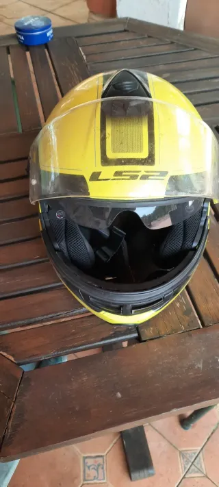Casco de moto amarillo LS2