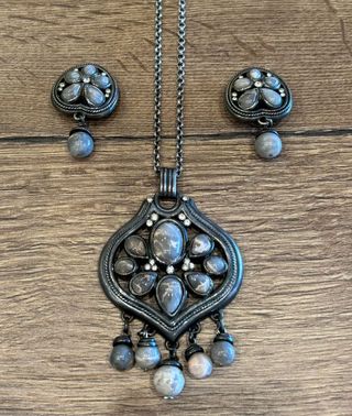 Conjunto collar y pendientes de diseño con piedras