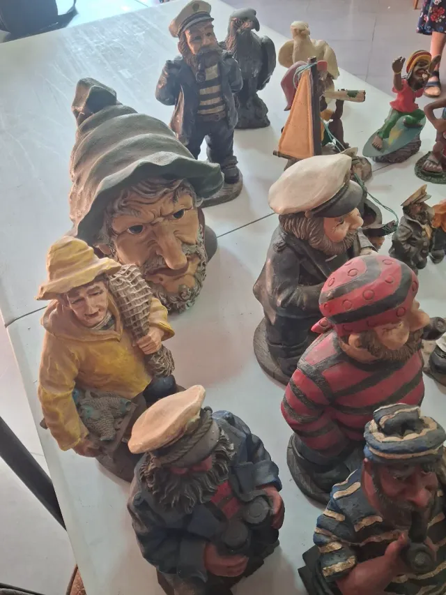 Figuras decorativas de cerámica y madera