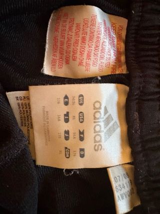 Pantalón Adidas Negro con Rayas Rojas