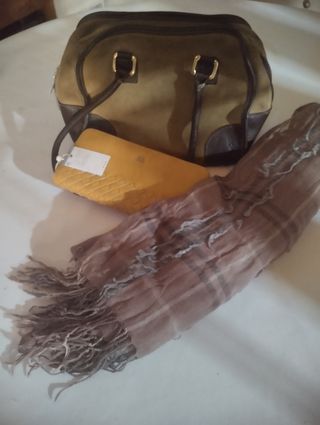 Bolso , cartera de piel y pañuelo cuello