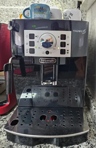 Cafetera De'Longhi Magnífica S, con caja y papeles