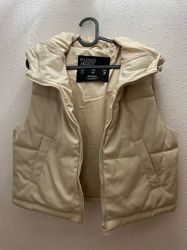 Chaleco acolchado efecto piel con capucha