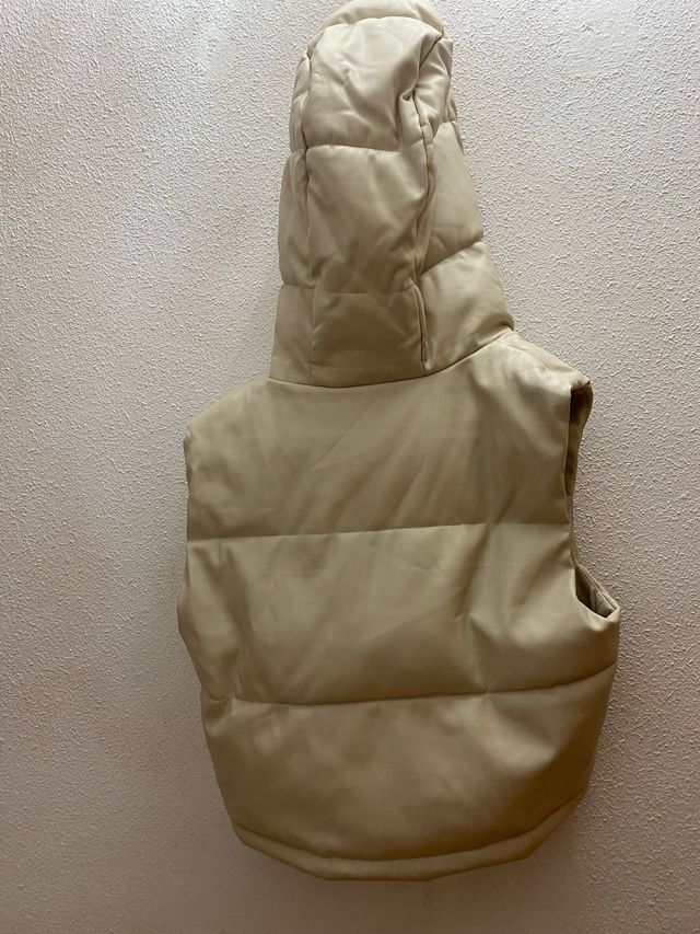 Chaleco acolchado efecto piel con capucha