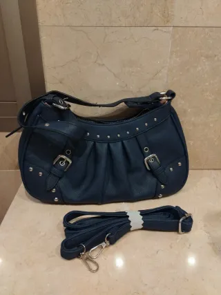 Bolso azul marino con tachuelas