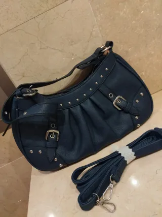 Bolso azul marino con tachuelas