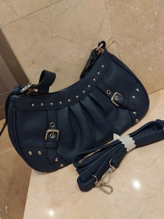 Bolso azul marino con tachuelas