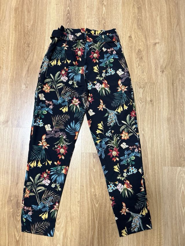 Pantalones estampados florales negros