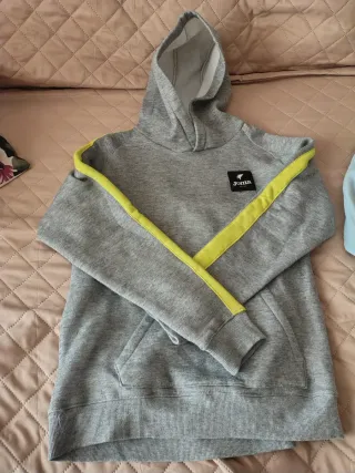 2 Sudaderas Joma  13 años , la otra sudadera Zara