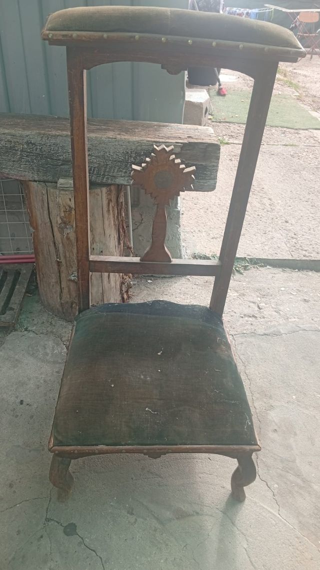 Butaca antigua de madera y terciopelo