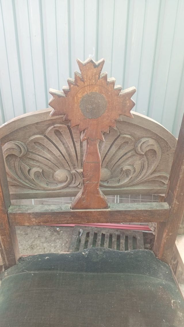 Butaca antigua de madera y terciopelo