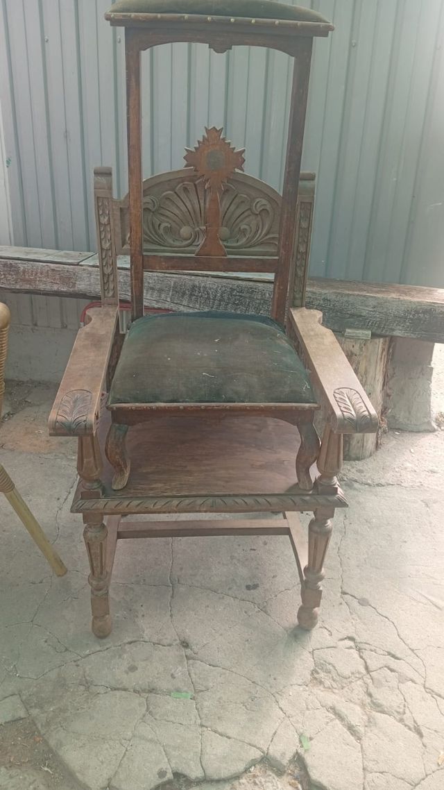 Butaca antigua de madera y terciopelo