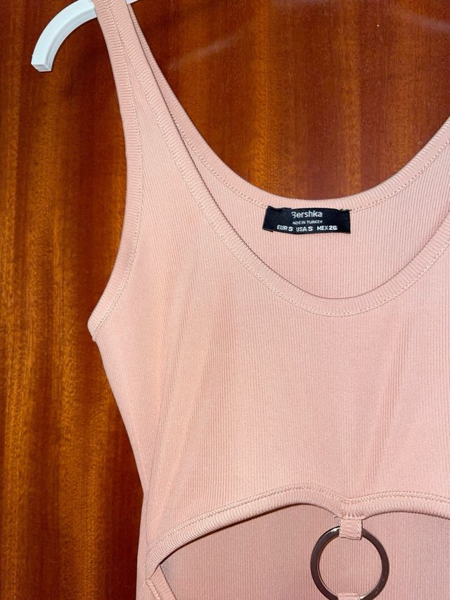 Vestido ajustado rosa con aro