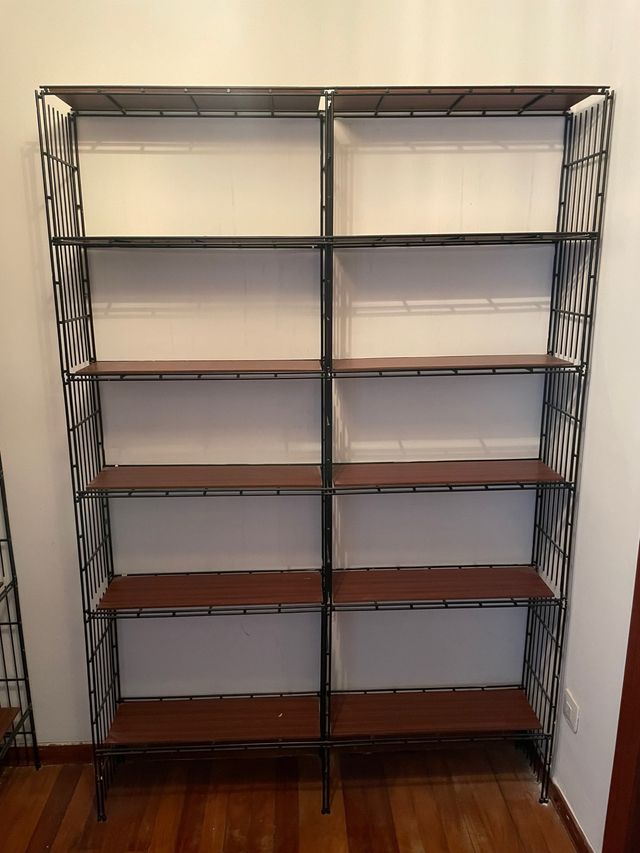 Estantería metálica con baldas de madera