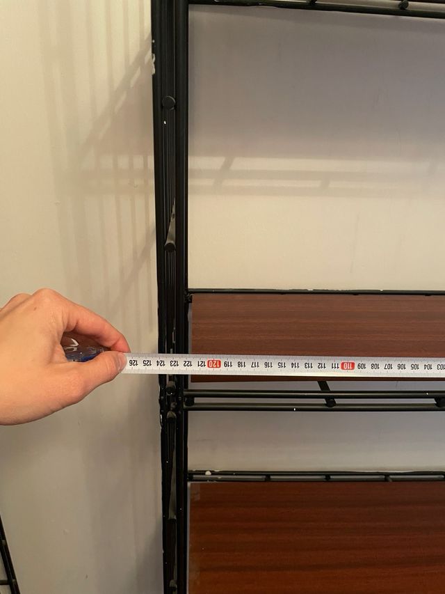 Estantería metálica con baldas de madera