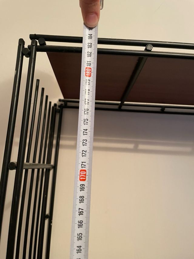 Estantería metálica con baldas de madera