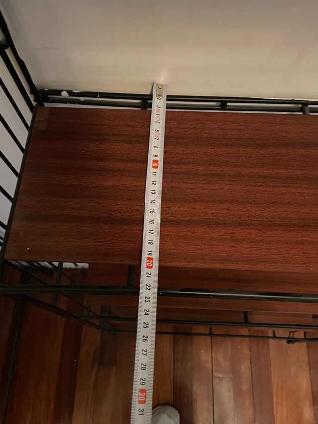 Estantería metálica con baldas de madera