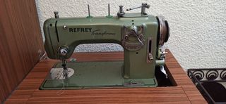 Máquina de coser Refrey con mueble