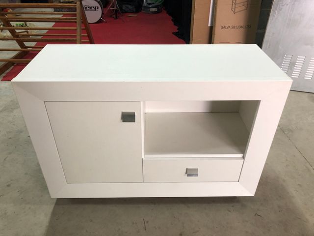 Mesa TV blanca con ruedas