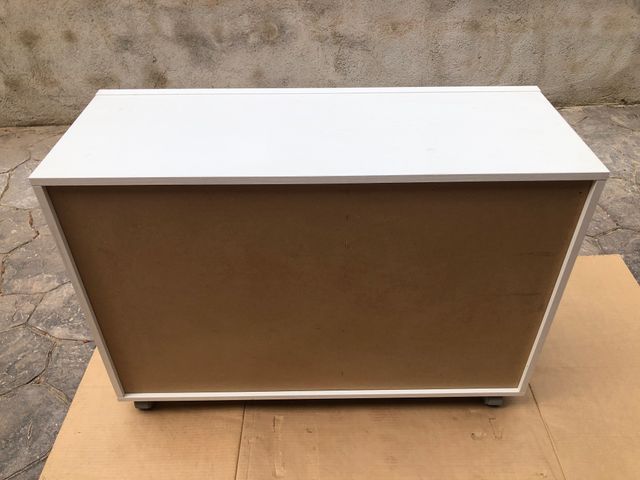 Mesa TV blanca con ruedas