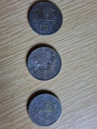 3 Monedas 50 céntimos y 3 monedas de 1 peseta.