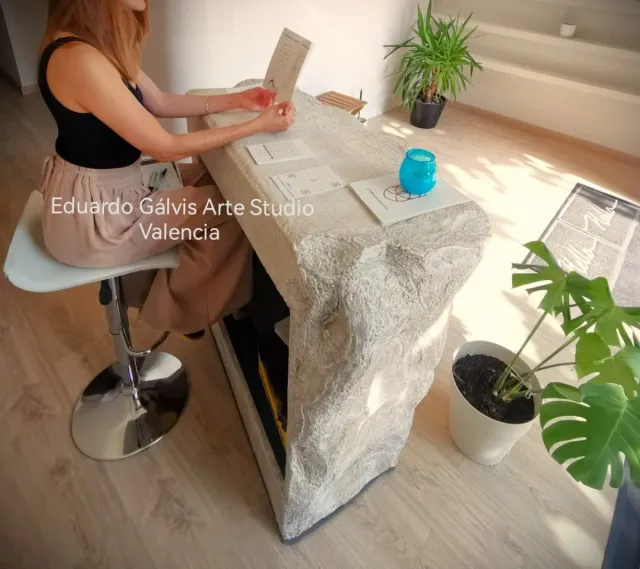 Mueble recepción textura piedra