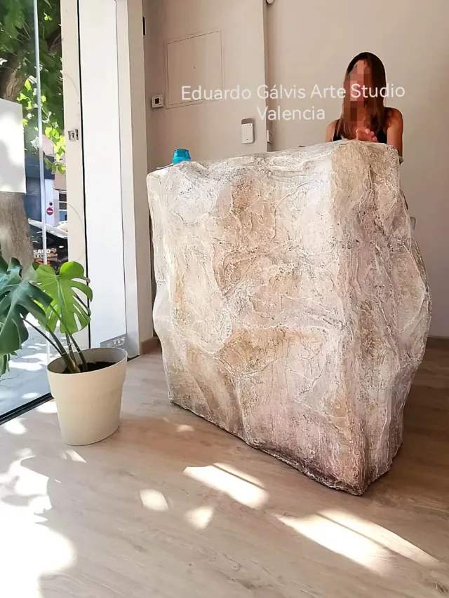 Mueble recepción textura piedra