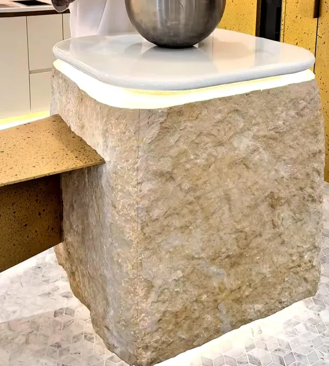 Mueble recepción textura piedra