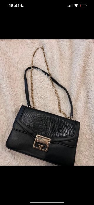 Bolso negro con cadena dorada