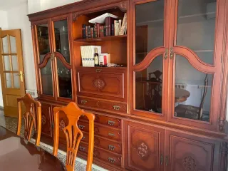 Conjunto muebles comedor madera.
