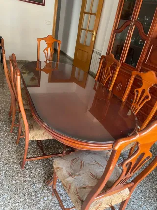 Conjunto muebles comedor madera.