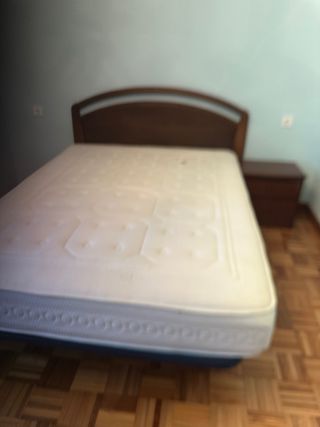 Cama 1.50 con Colchón Nuevo y Mesita