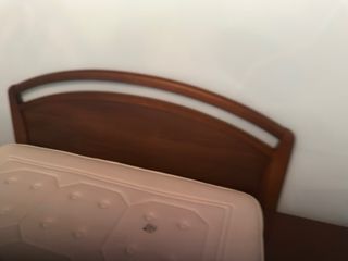 Cama 1.50 con Colchón Nuevo y Mesita