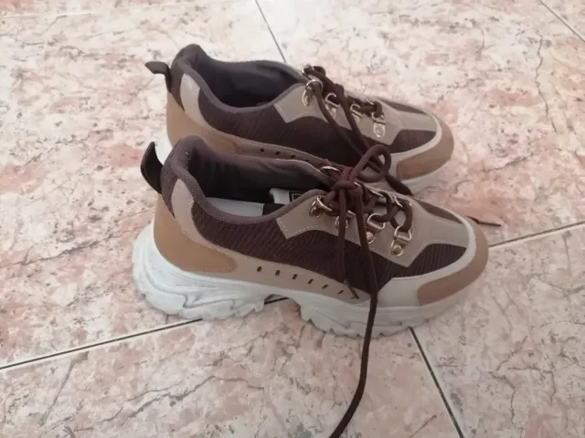 Tenis casuales beige y café