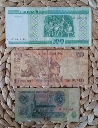 Lote 3 billetes: 100 BYN, 10 INR, 3 RUR