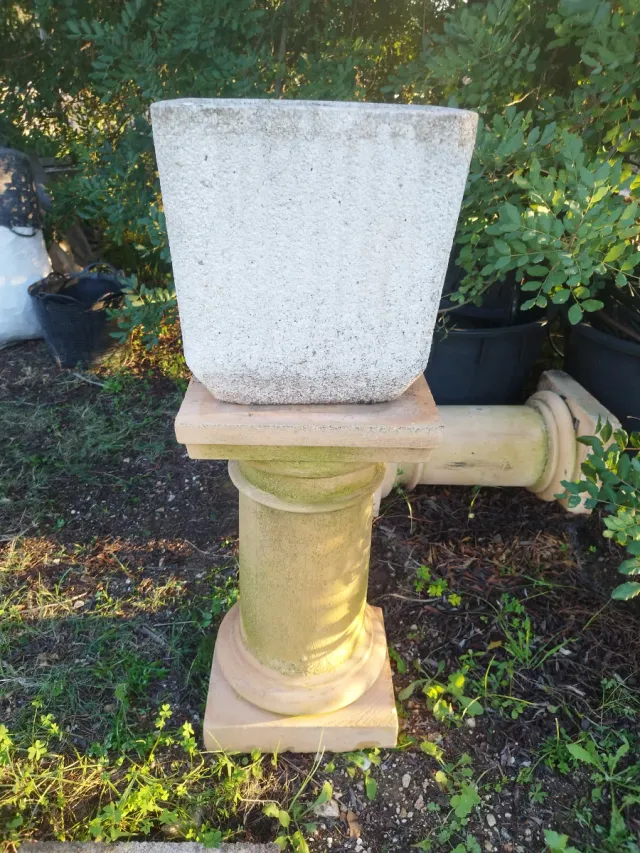 Columna de piedra terracota beige y verde