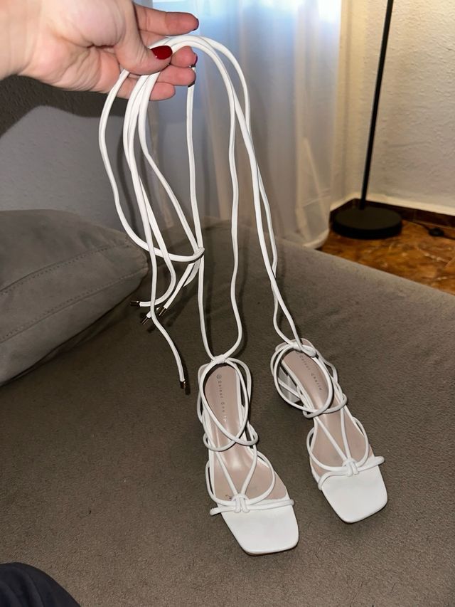 Sandalias de tacón blancas atadas