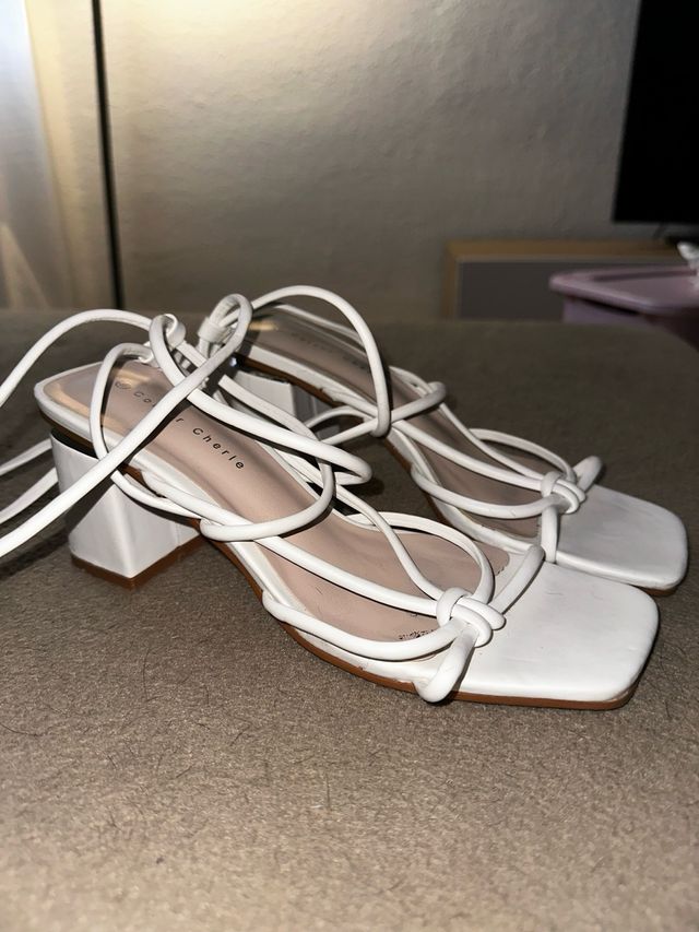 Sandalias de tacón blancas atadas