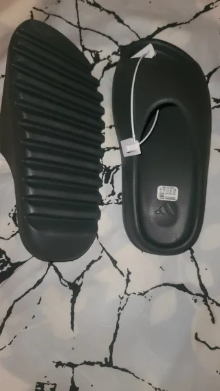 Yeezy SLIDES 
Chanclas Adidas grises