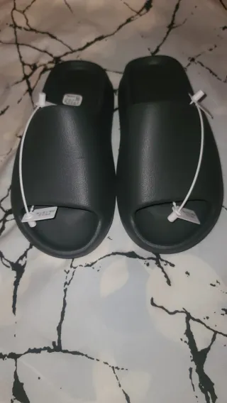Yeezy SLIDES 
Chanclas Adidas grises