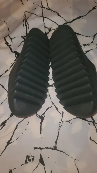 Yeezy SLIDES 
Chanclas Adidas grises