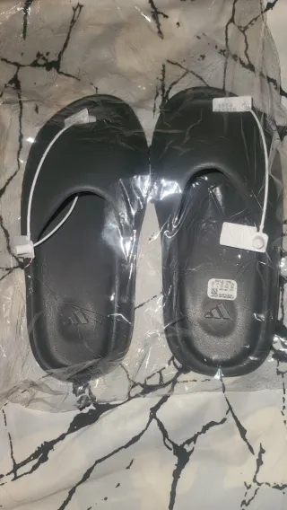 Yeezy SLIDES 
Chanclas Adidas grises